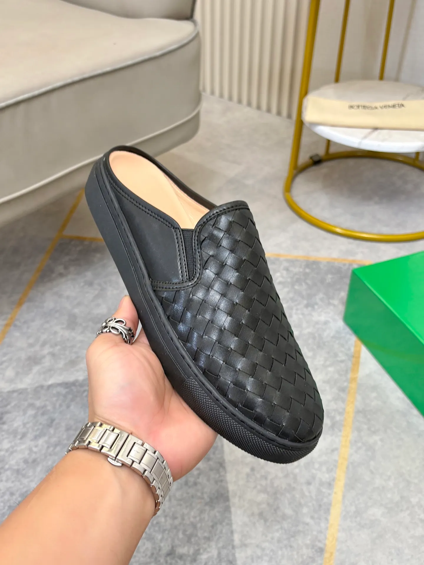P380 BV men's casual half-drag👞. Handsome and versatile low-top shoes, woven cowhide upper, pigskin lining for the feet, 🌺🌺perfect shoe last, 🌲🌲 fashionable and handsome, comfortable on the feet, 🚗🚗wear-resistant and non-slip rubber outsole. Code number: 38-44. 45 is custom-made and cannot be returned or exchanged